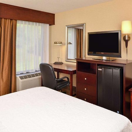 Hampton Inn Staunton Bagian luar foto