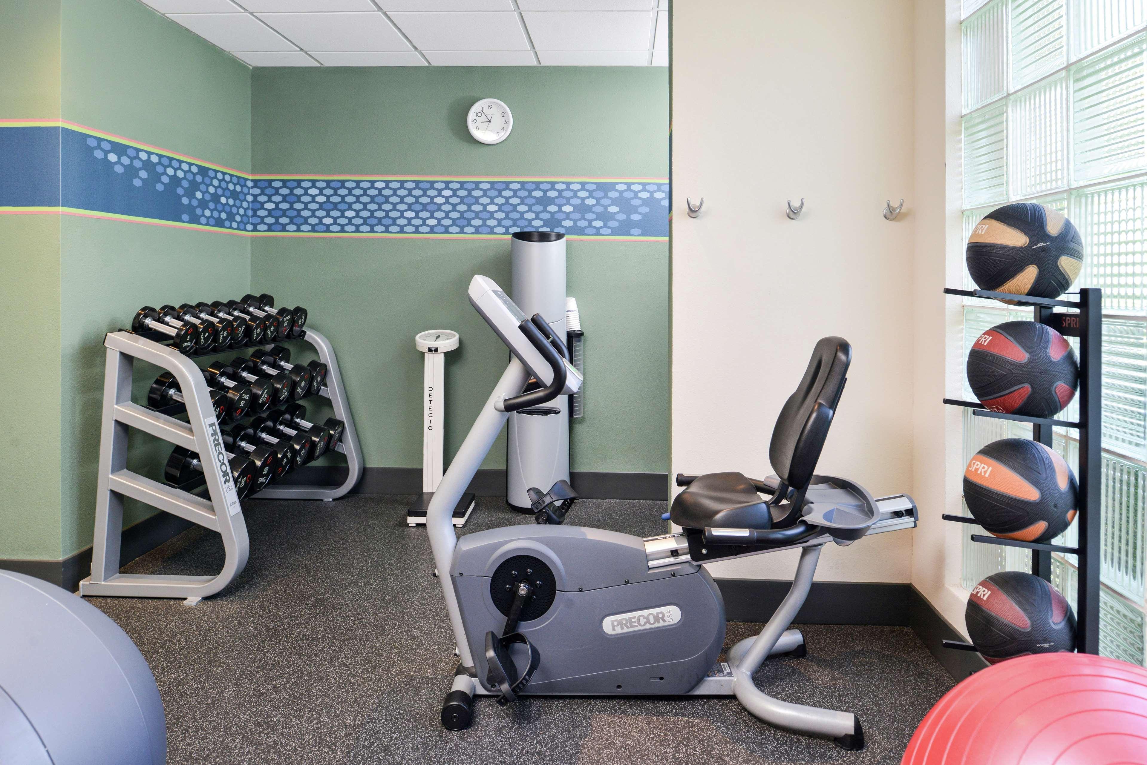 Hampton Inn Staunton Bagian luar foto