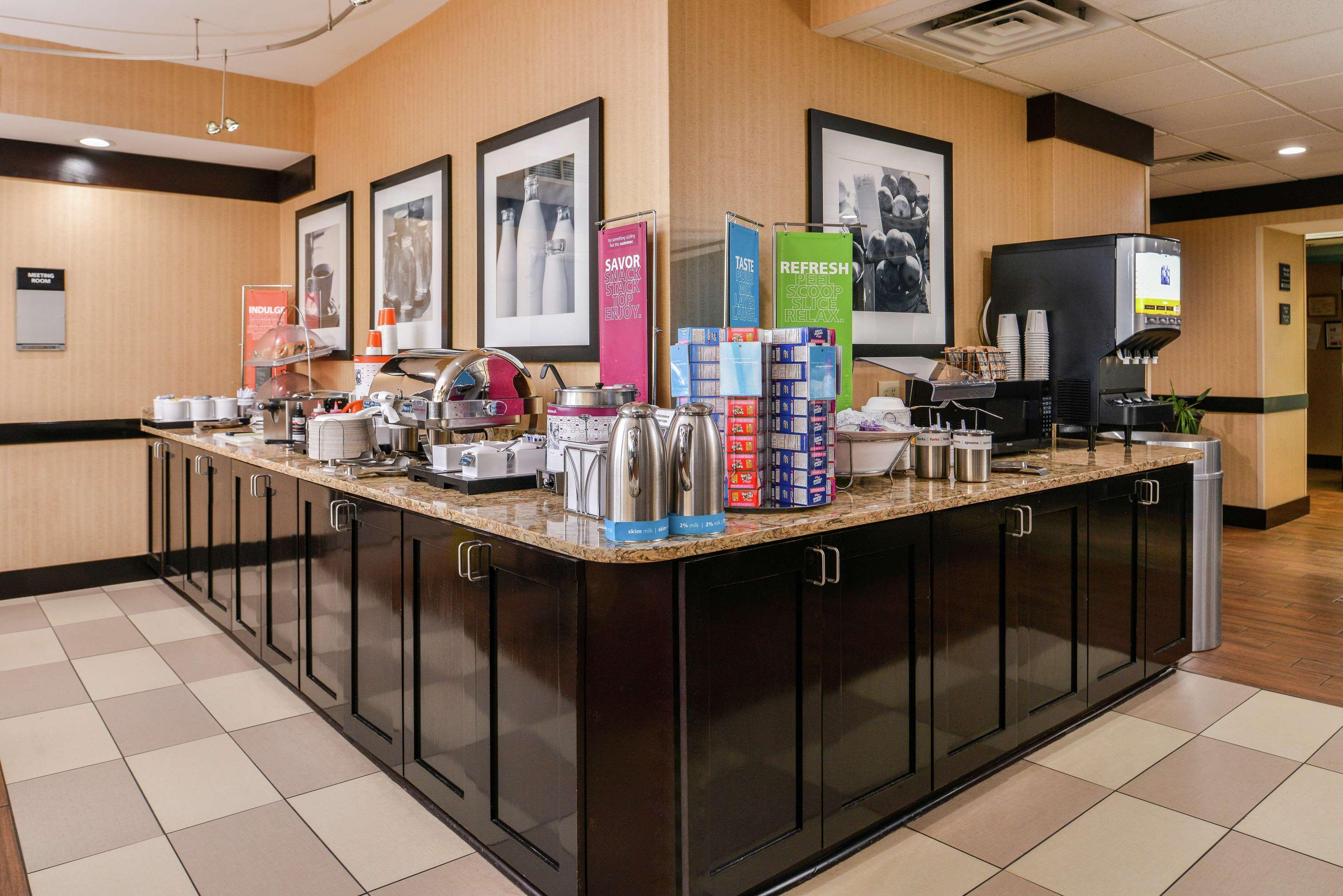 Hampton Inn Staunton Bagian luar foto