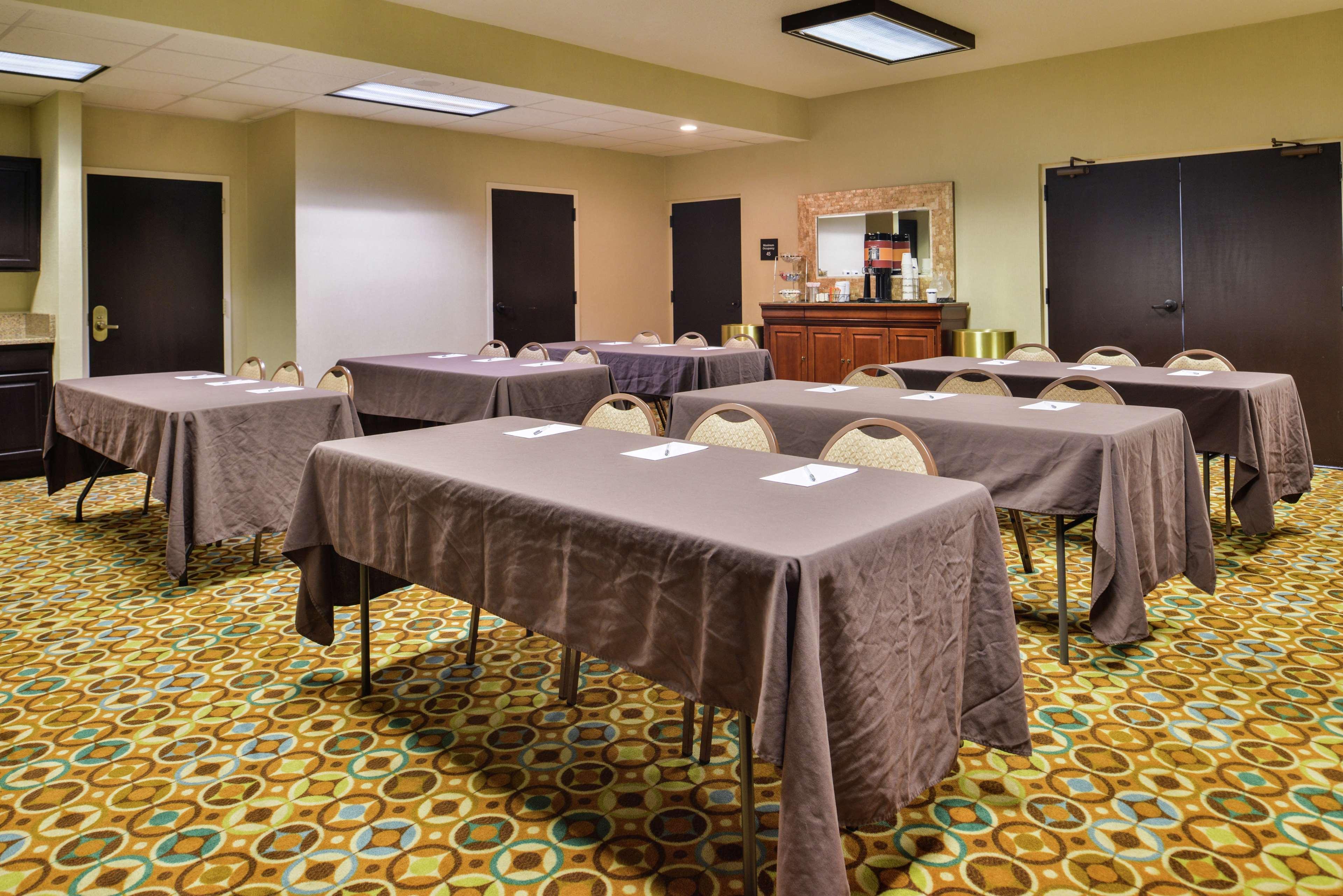 Hampton Inn Staunton Bagian luar foto