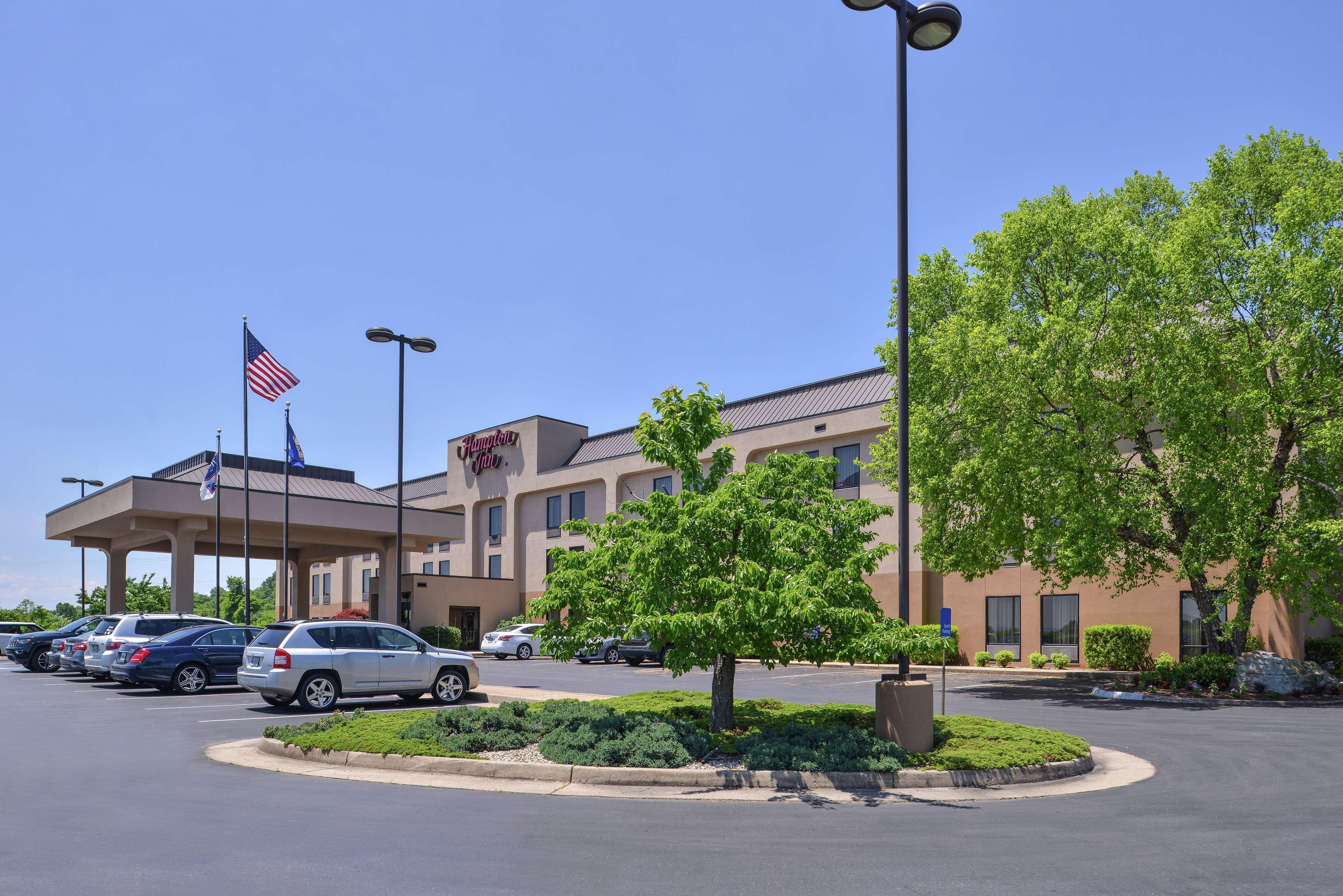 Hampton Inn Staunton Bagian luar foto