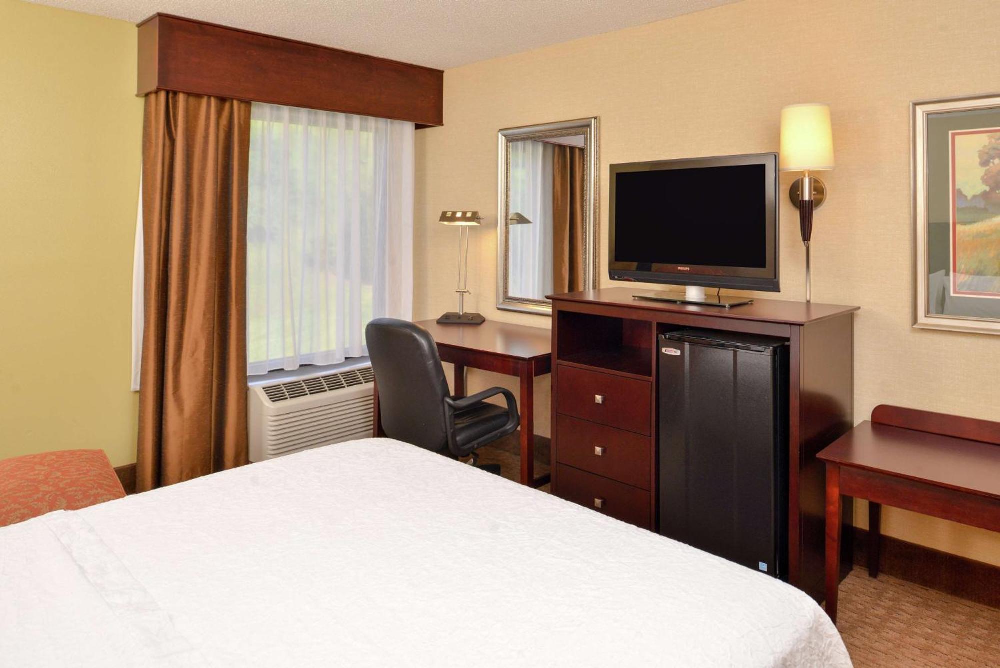 Hampton Inn Staunton Bagian luar foto
