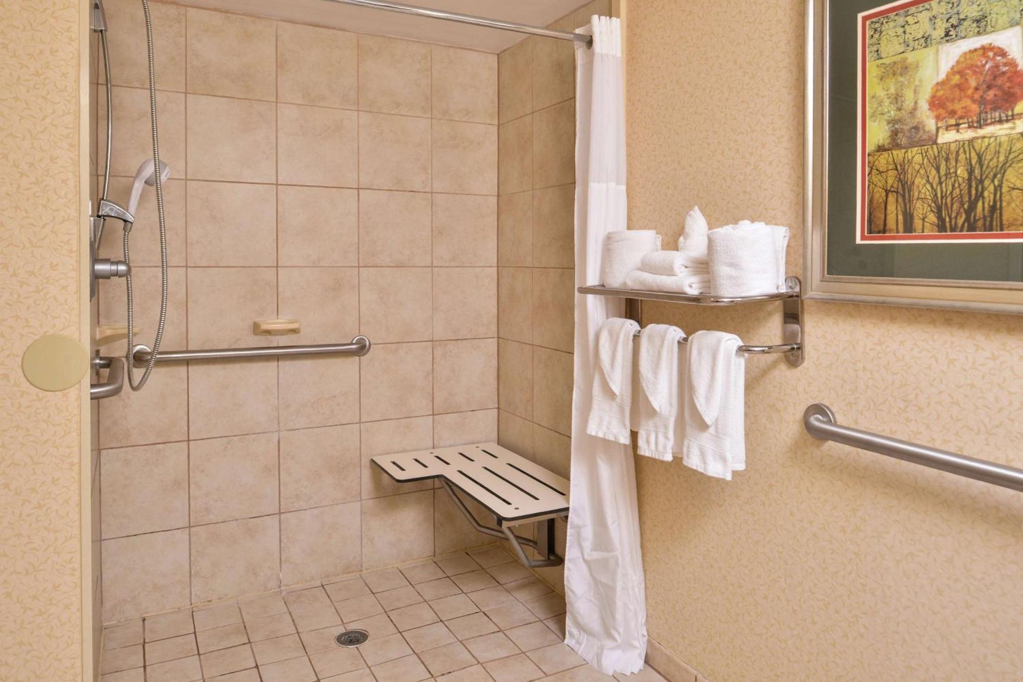 Hampton Inn Staunton Bagian luar foto