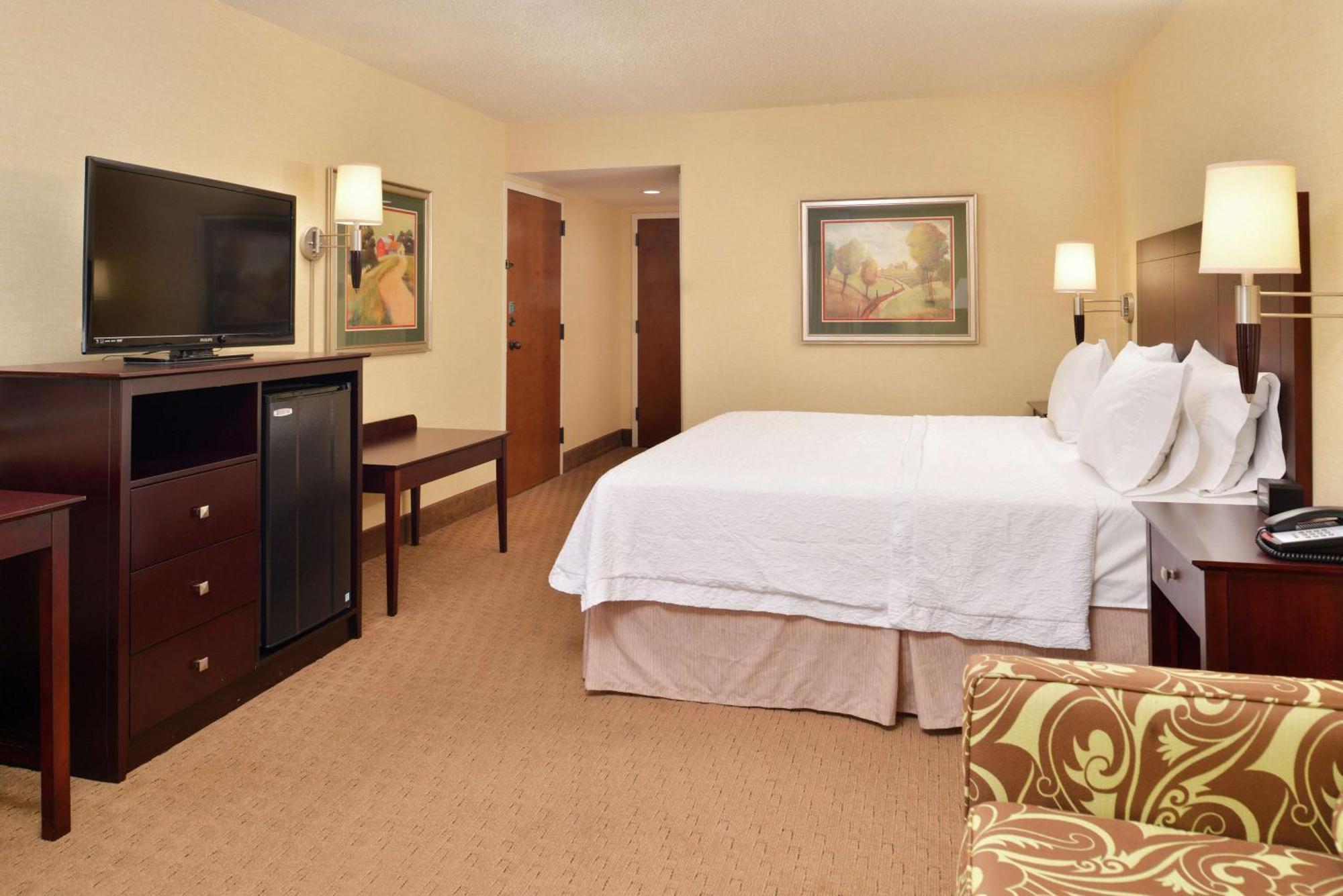 Hampton Inn Staunton Bagian luar foto
