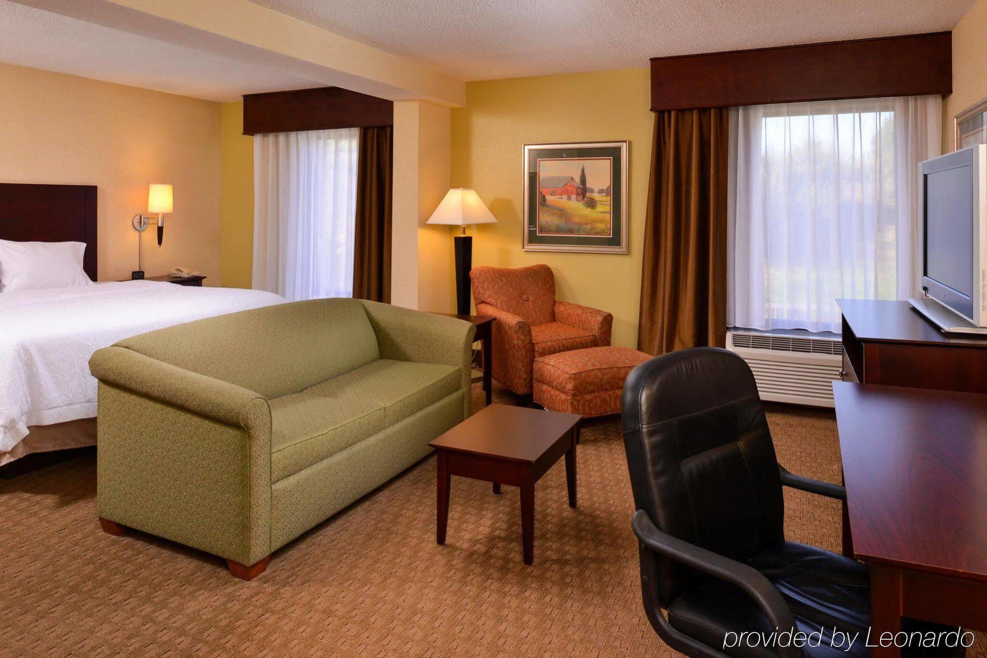 Hampton Inn Staunton Bagian luar foto