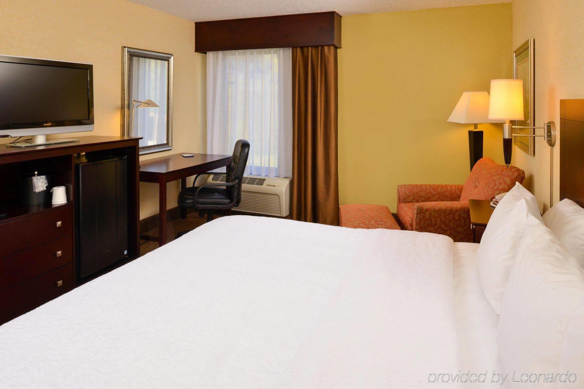 Hampton Inn Staunton Bagian luar foto